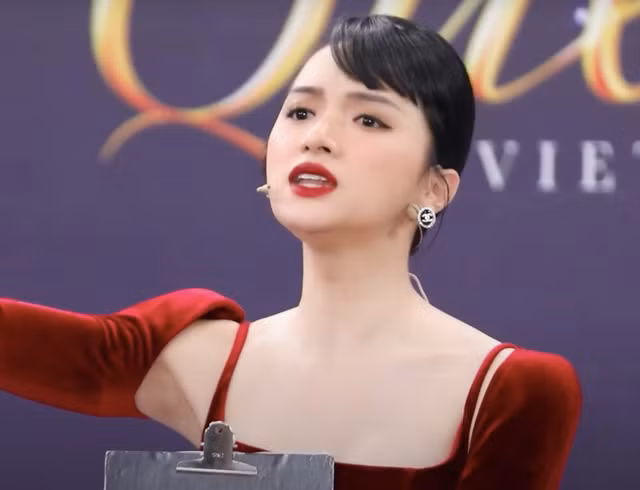 Dù liên tục được nhắc nhở nhưng thái độ thiếu hợp tác của Huỳnh My trong tập 2 Miss International Queen Vietnam 2023 khiến các giám khảo khó chịu.