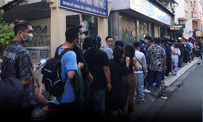 Các thí sinh xếp hàng dài trước địa điểm diễn ra buổi casting Rap Việt mùa 2.