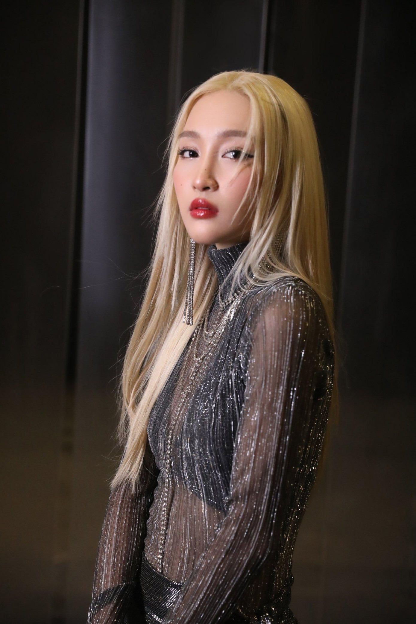 Juky San gây ấn tượng khi thử sức với phong cách quyến rũ và cá tính.