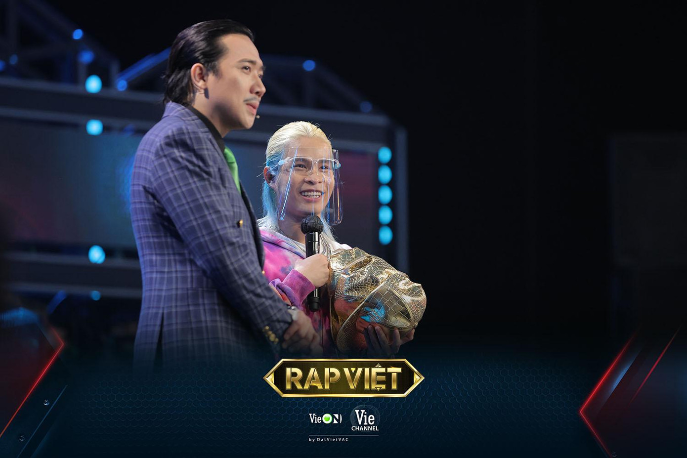 Seachains nhận về mưa nón vàng từ 3 huấn luyện viên. Seachains nhận về mưa nón vàng từ 3 huấn luyện viên.