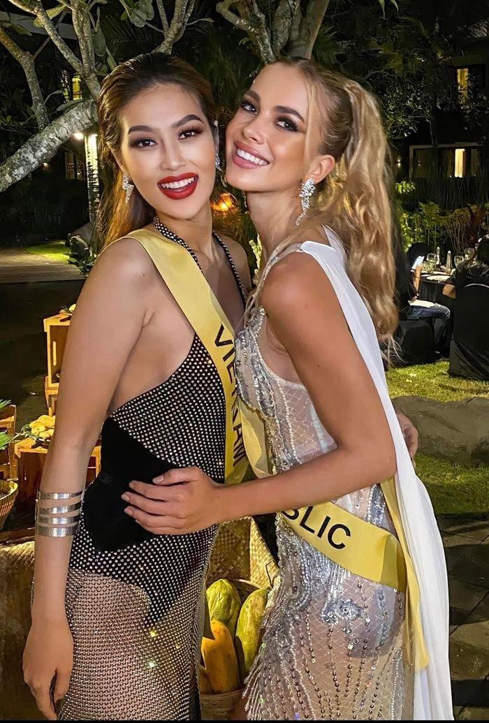 Thiên Ân liên tục tận dụng lớp make-up với màu son đỏ đậm để gây ấn tượng.