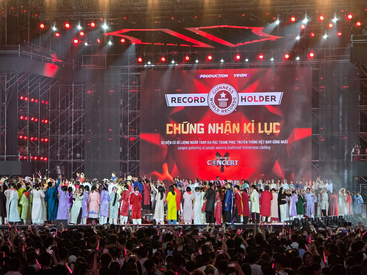 Khoảnh khắc đáng nhớ nhất trong Concert D-3: Hàng trăm khán giả mặc trang phục truyền thống của Việt Nam, nhận Kỉ lục GUINNESS. (Nguồn: @duyluannice)
