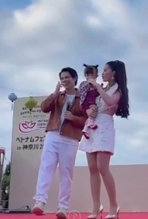 Thậm chí, màn debut đầu tiên của cô bé trong chuyến lưu diễn cùng mẹ với ca khúc Cá Mập Con cũng khiến dân tình “phát sốt&quot;.