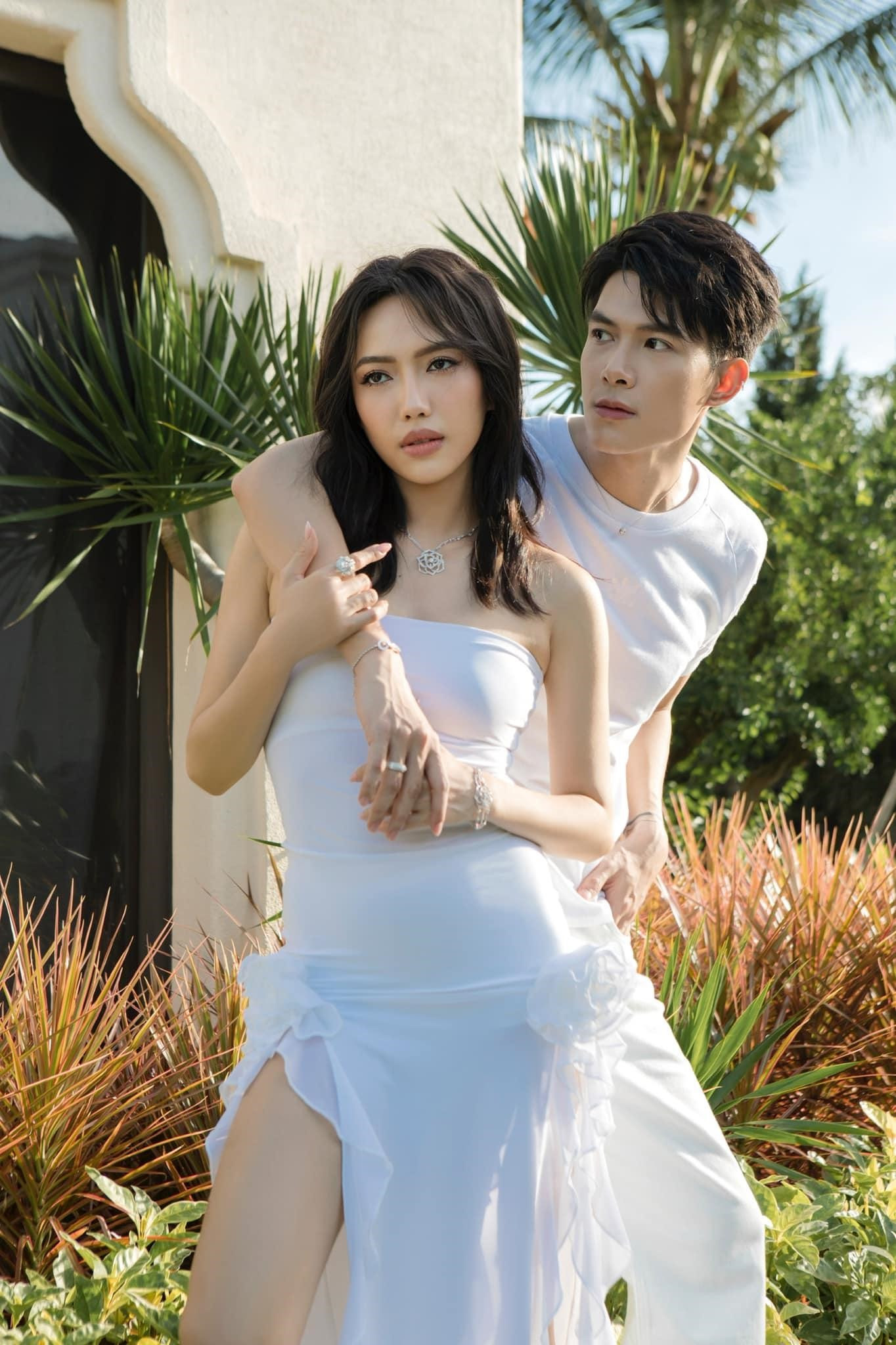 Hiện tại, cặp &quot;vợ chồng son&quot; hot nhất nhì V-Biz đều đang tập trung cao độ cho sự nghiệp.