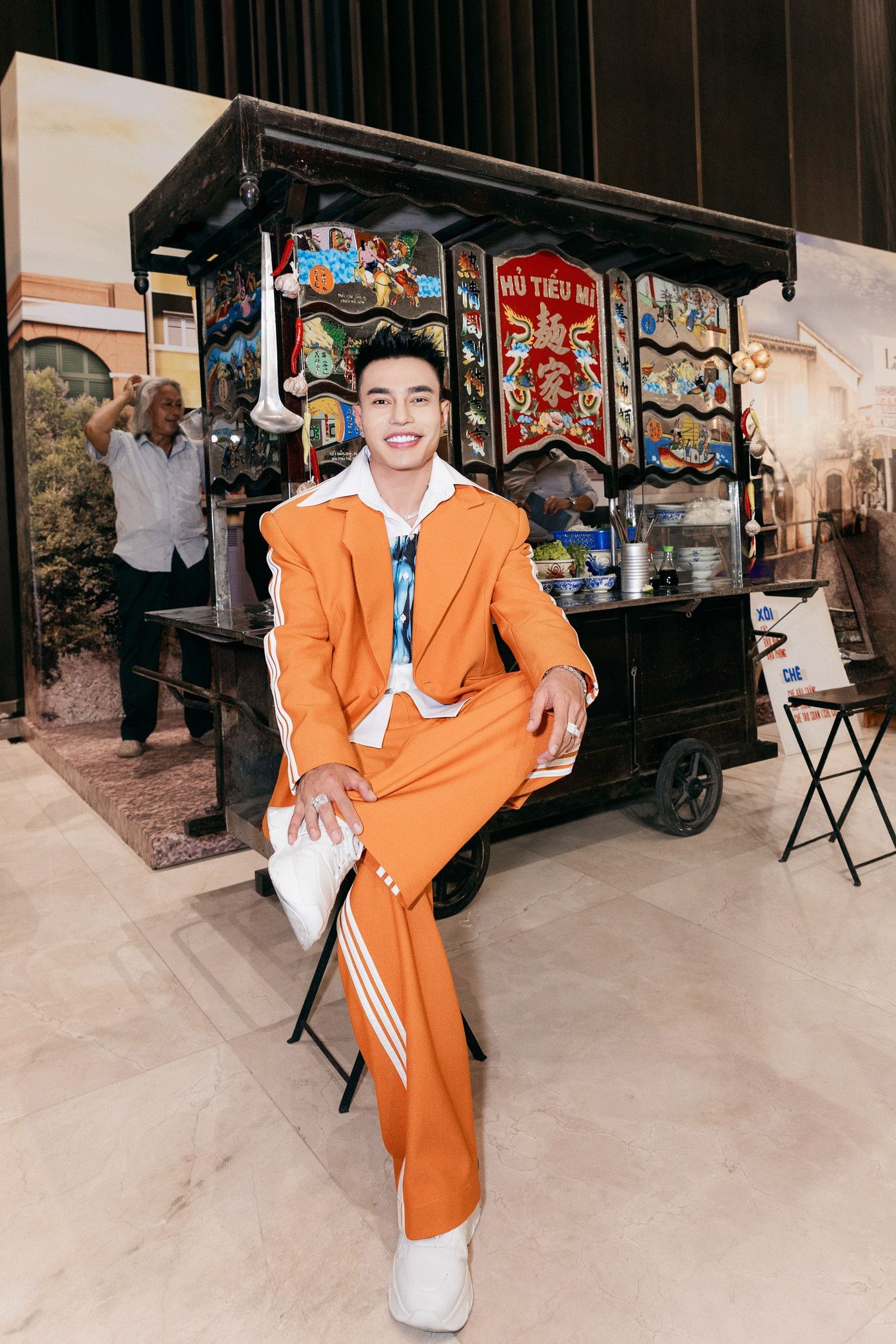 Lê Dương Bảo Lâm check-in cùng xe hủ tiếu "độc lạ" ngay tại thảm đỏ.