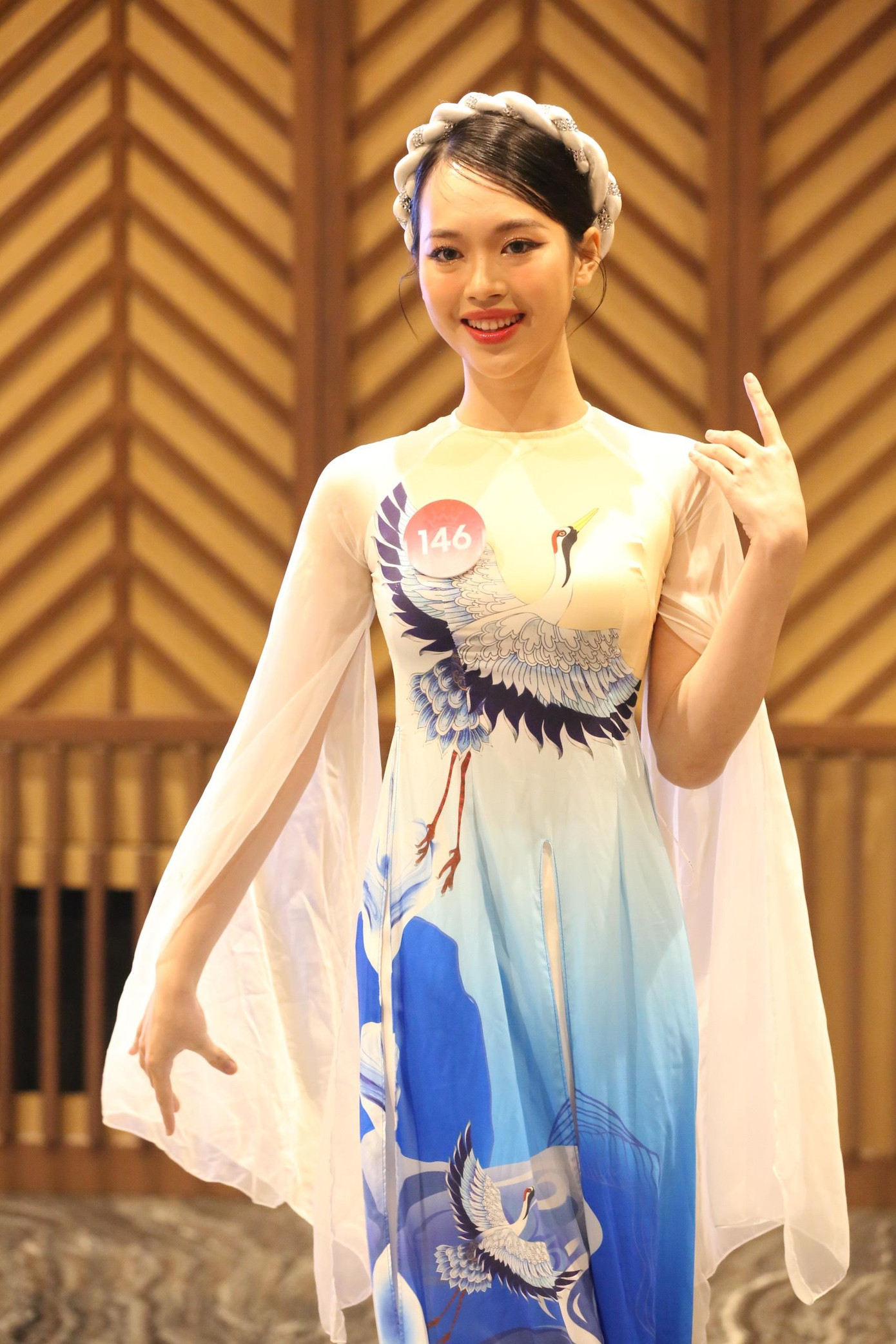 Thí sinh 146 khoe trọn nhan sắc ngọt ngào trong trang phục lấy cảm hứng từ chim hạc kết hợp với áo dài truyền thống. Thí sinh 146 khoe trọn nhan sắc ngọt ngào trong trang phục lấy cảm hứng từ chim hạc kết hợp với áo dài truyền thống.