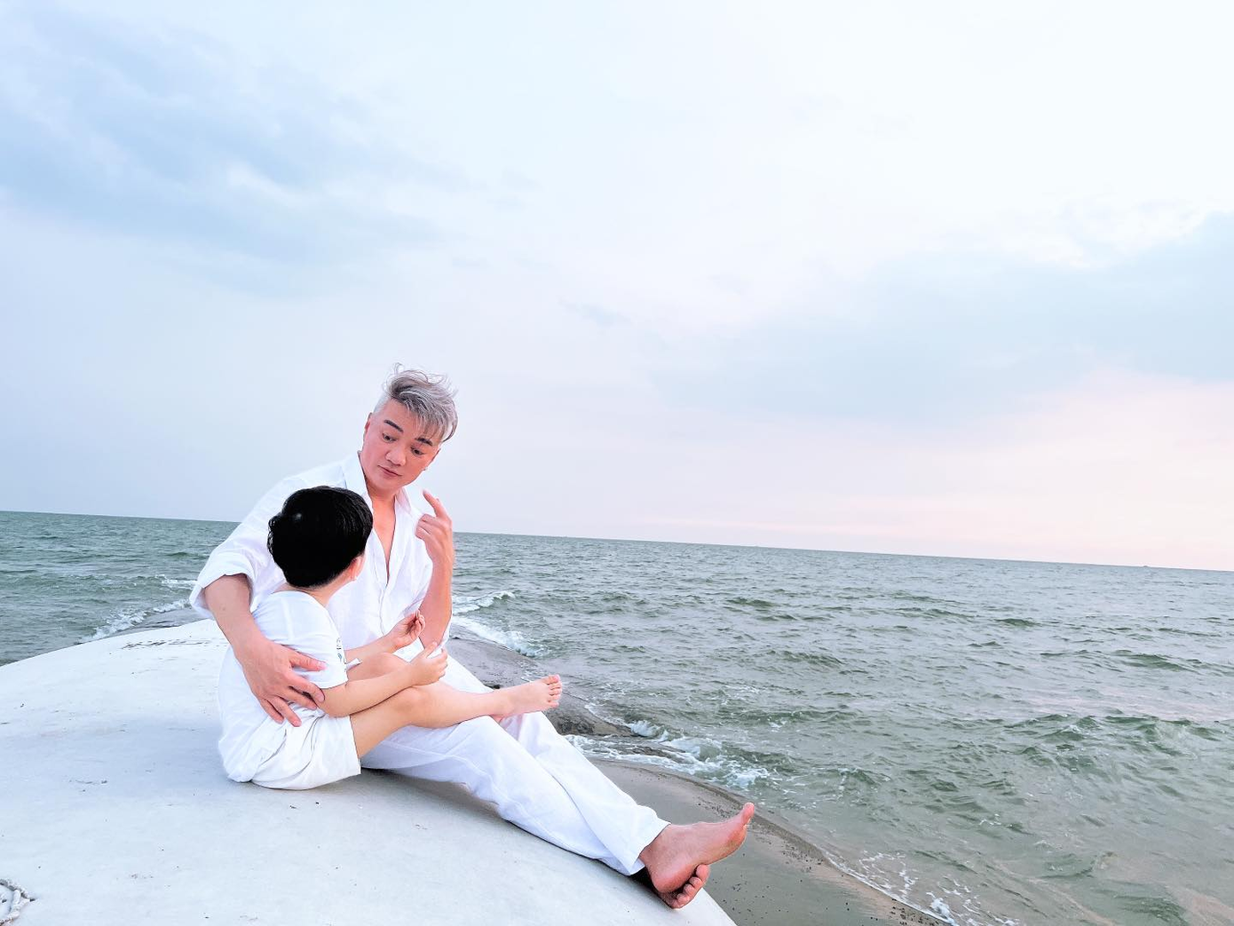 Đàm Vĩnh Hưng dù bận rộn nhưng vẫn dành thời gian chăm sóc và lo lắng cho bé Polo Huỳnh.