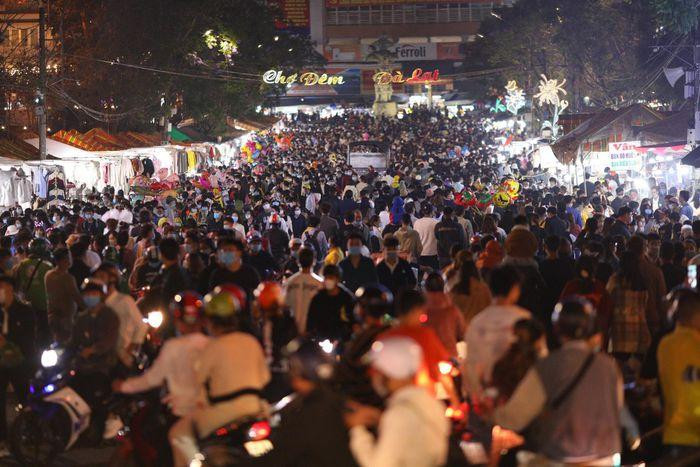 Du khách đổ về Đà Lạt trong dịp lễ 30/4 - 1/5 vừa qua. Ảnh: Internet Du khách đổ về Đà Lạt trong dịp lễ 30/4 - 1/5 vừa qua. Ảnh: Internet