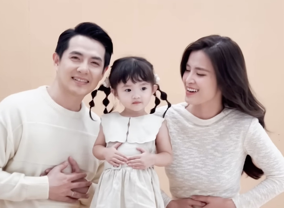 Trong những khoảnh khắc ở hậu trường, nữ ca sĩ liên tục có các hành động lấy tay che bụng. Trong những khoảnh khắc ở hậu trường, nữ ca sĩ liên tục có các hành động lấy tay che bụng.