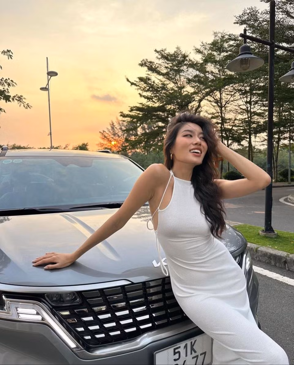 Với trang phục ôm dáng, Thảo Nhi Lê vẫn dễ dàng khoe cơ thể săn chắc của mình.