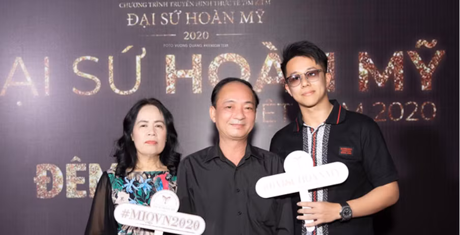 Dù là một CEO nhưng Matt Liu không ngần ngại trở thành “trợ lý" cho người yêu và cả bố mẹ của cô nàng trong những lịch trình của nàng hậu. Dù là một CEO nhưng Matt Liu không ngần ngại trở thành “trợ lý" cho người yêu và cả bố mẹ của cô nàng trong những lịch trình của nàng hậu.
