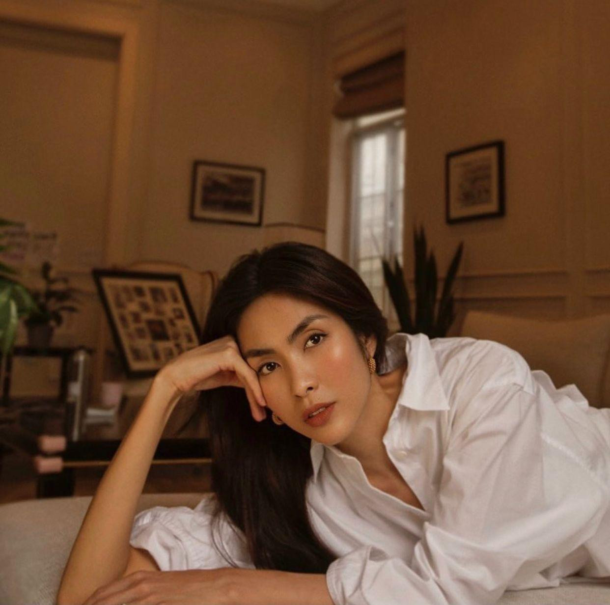 Dù đã là "mẹ bỉm" 2 con, vẻ đẹp của Hà Tăng vẫn ở thời kì "đỉnh cao nhan sắc".