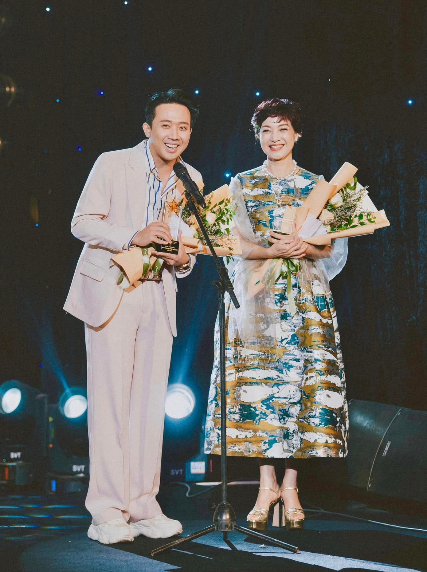 Nam diễn viên nhận được giải thưởng Diễn viên điện ảnh nổi bật cùng NSND Lê Khanh tại Lễ trao giải Ngôi Sao Xanh 2022.