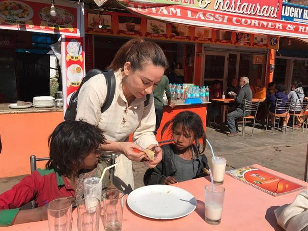 Những ngày đầu năm mới, Phi Nhung sang Ấn Độ để tiếp tục hành trình từ thiện của mình. Những ngày đầu năm mới, Phi Nhung sang Ấn Độ để tiếp tục hành trình từ thiện của mình.