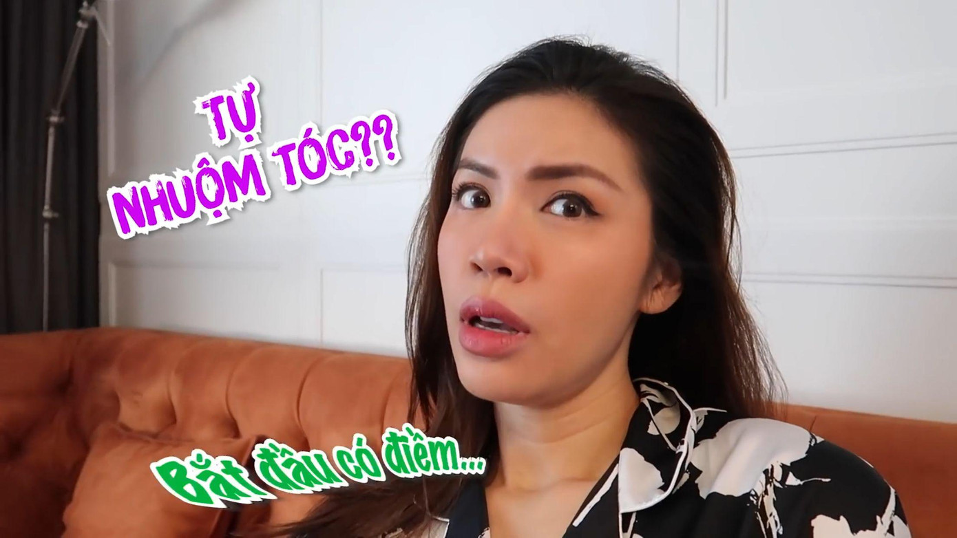 Vì chờ đợi quá lâu mà tiệm quen chưa mở lại, Minh Tú đã quyết định tự nhuộm tóc tại nhà.