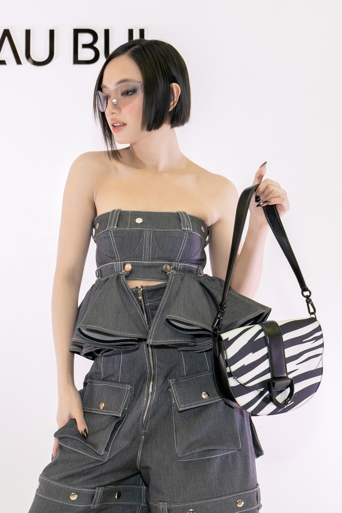 Cô nàng mang đến hình ảnh một IT girl chính hiệu trong trang phục cá tính kết hợp cùng phong cách trang điểm khói đang thịnh hành.