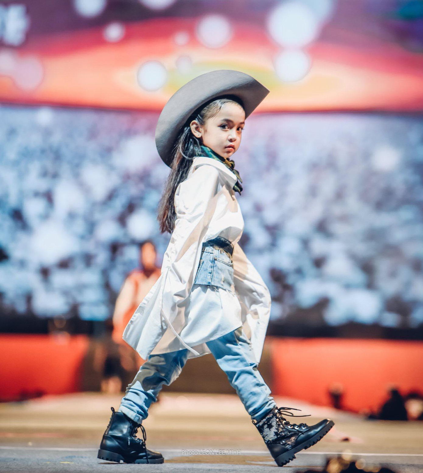 Gương mặt xinh xắn và thần thái tự tin giúp Diệp Anh toả sáng trên sàn diễn thời trang.