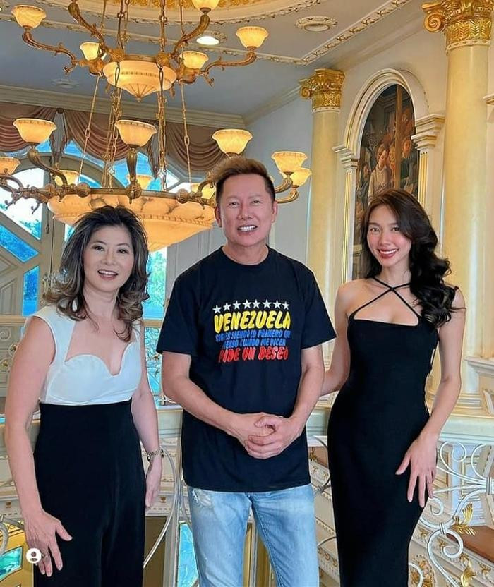 Dù vậy nhưng Hoa hậu Thùy Tiên vẫn có màn check-in "cực chặt chém" tại nhà riêng của Chủ tịch Miss Grand.