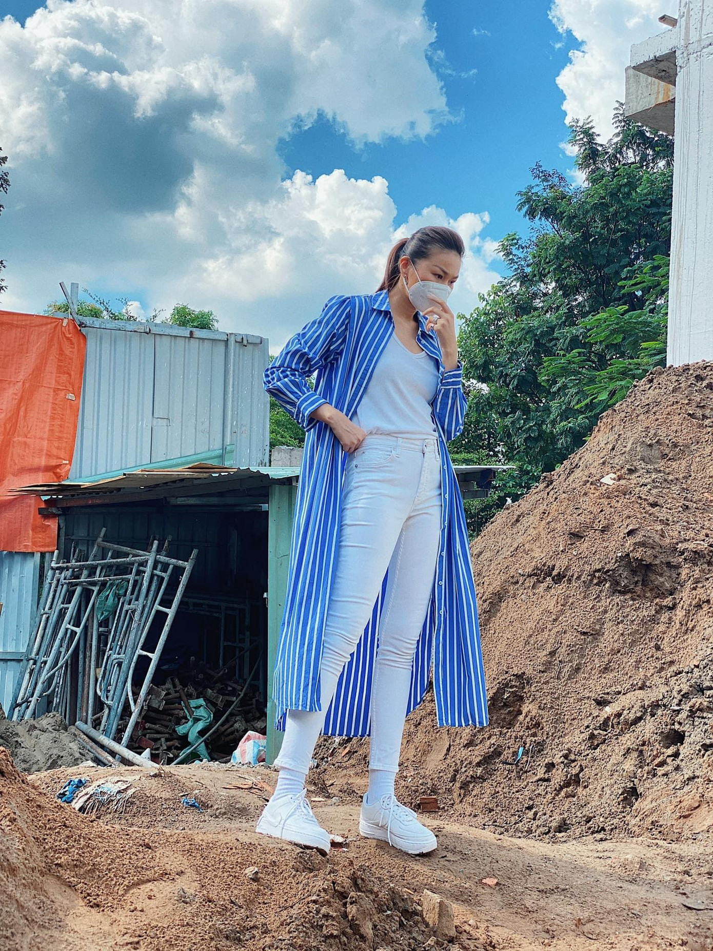 Thanh Hằng cũng thường xuyên có sự thay đổi linh hoạt đối với phong cách thời trang này: Lúc thì thời thượng cùng những gam màu nổi bật, lúc lại “cool ngầu” với tông màu trắng - đen.