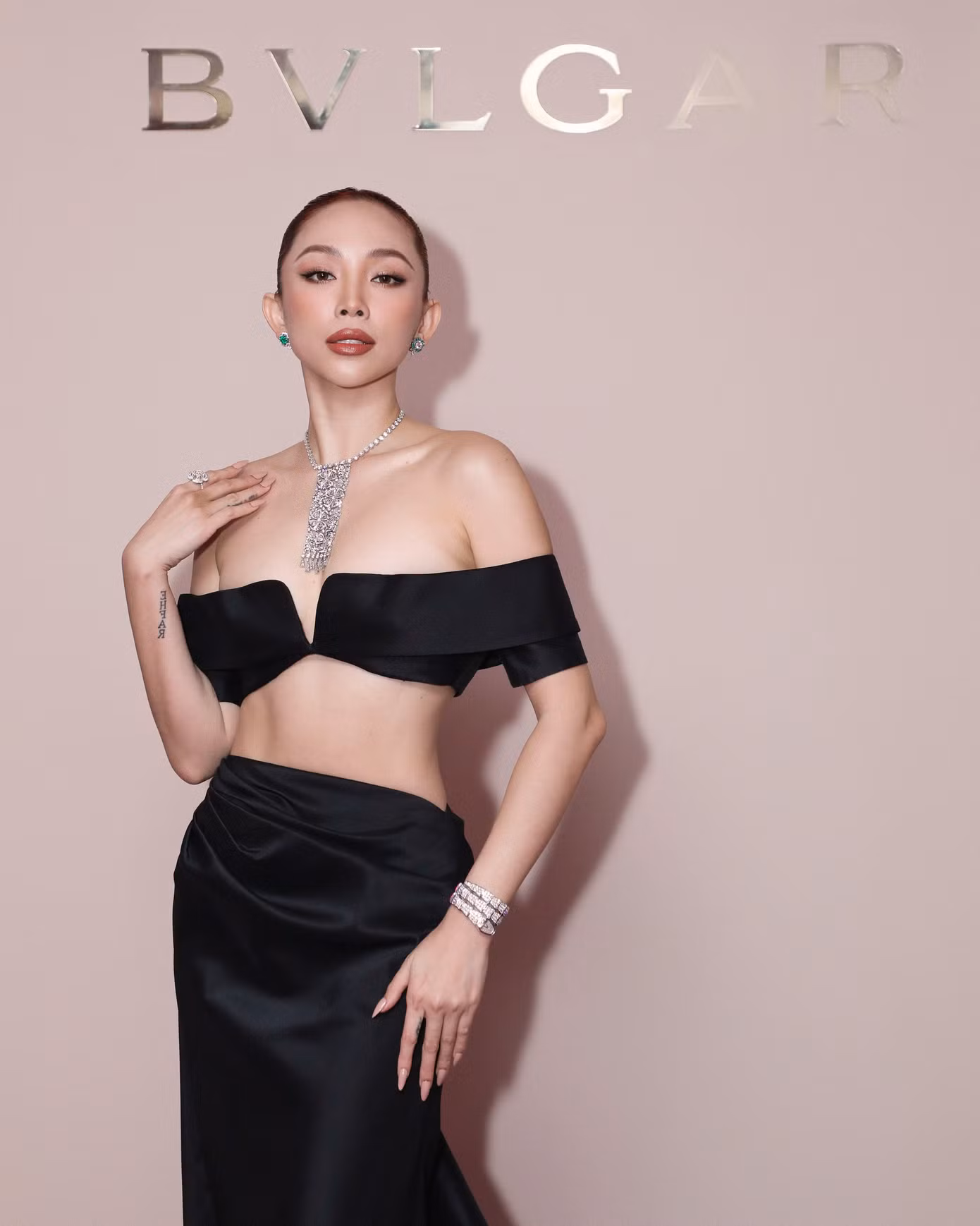 Kết hợp cùng loạt trang sức đắt giá, Tóc Tiên mang đến hình ảnh một quý cô sang trọng.