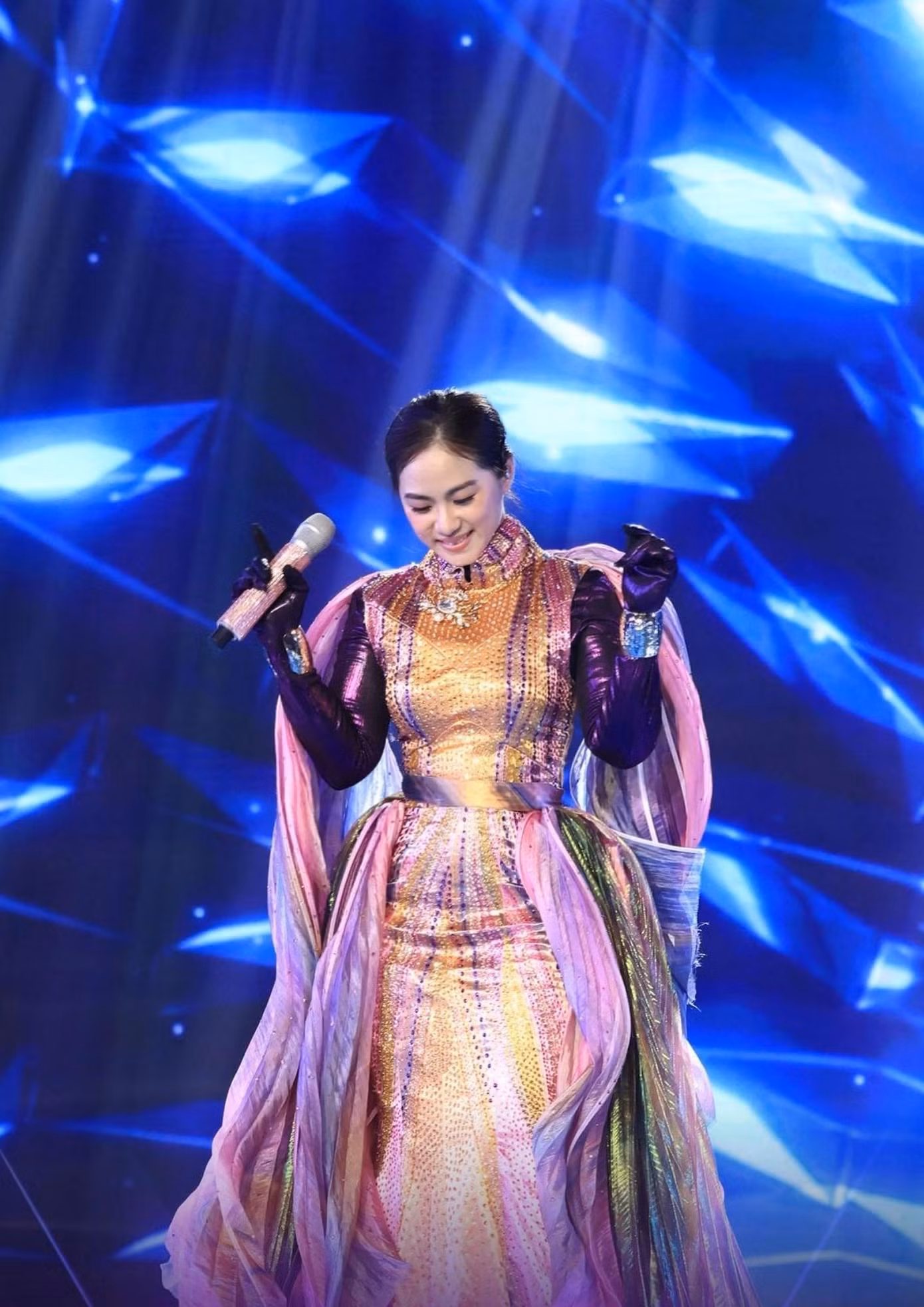 Lương Bích Hữu lấy lại hào quang sau chương trình The Masked Singer Vietnam. Lương Bích Hữu lấy lại hào quang sau chương trình The Masked Singer Vietnam.