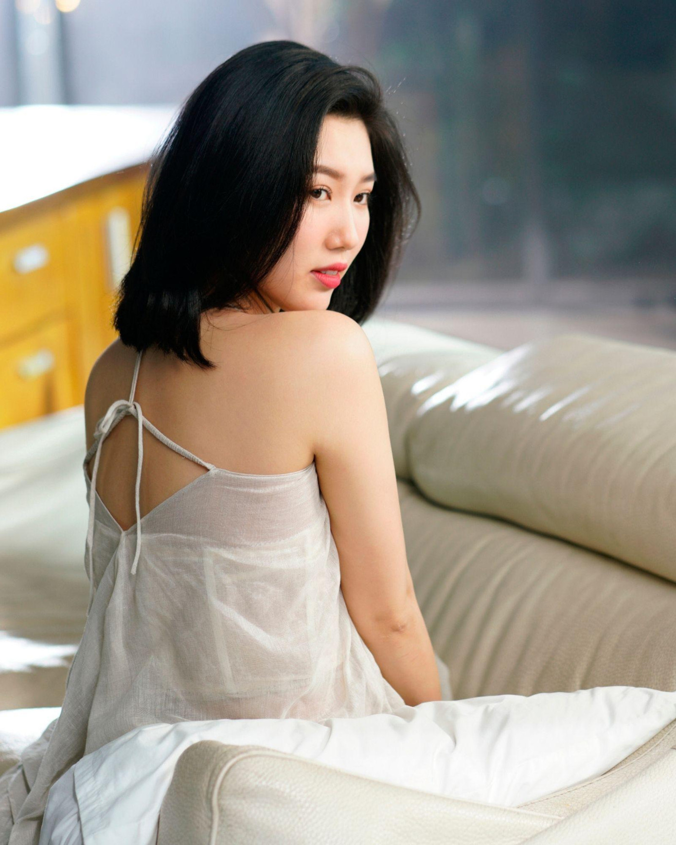 Vẻ đẹp ngọt ngào của Thúy Ngân là một điểm sáng của MV "Thức giấc". Vẻ đẹp ngọt ngào của Thúy Ngân là một điểm sáng của MV "Thức giấc".