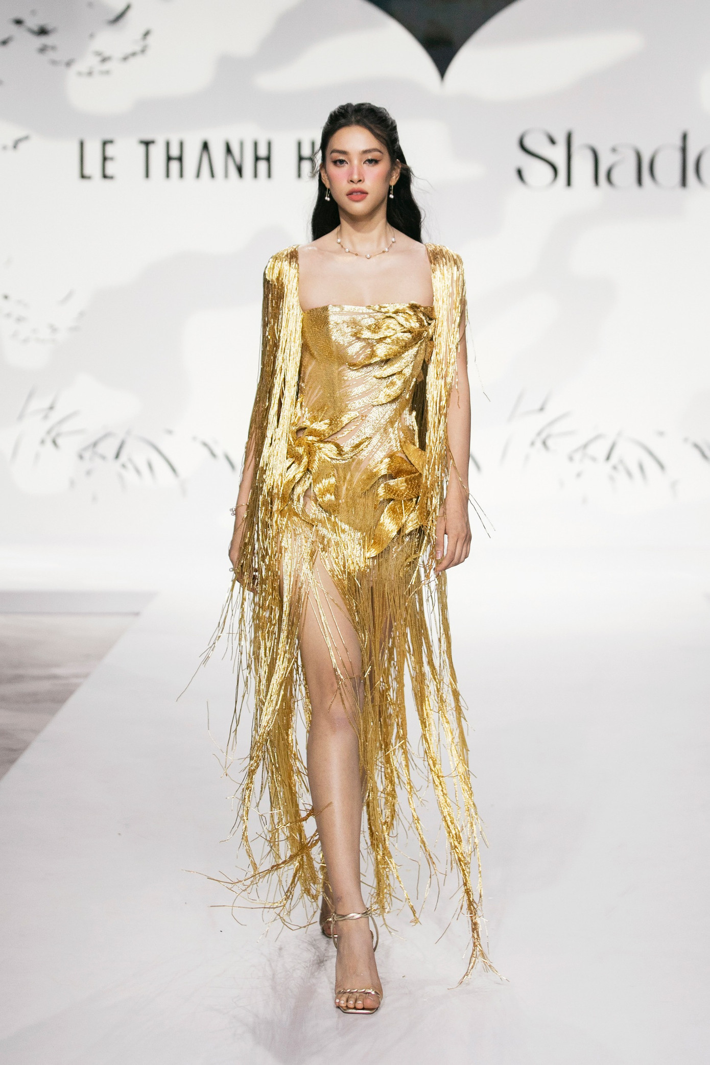 Xuất hiện ở vị trí vedette, Hoa hậu Tiểu Vy khiến các khách mời vỡ òa bởi thần thái cuốn hút cùng khuôn mặt "tỷ lệ vàng".