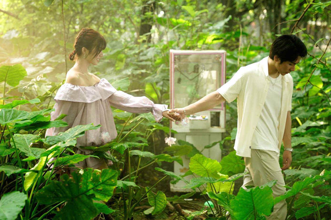 Câu chuyện trong Gặp Em Lúc Tan Vỡ kể về mối tình vừa ngọt ngào, vừa đáng thương của một chàng trai làm thiết kế đồ họa với người vợ đã khuất. Câu chuyện trong Gặp Em Lúc Tan Vỡ kể về mối tình vừa ngọt ngào, vừa đáng thương của một chàng trai làm thiết kế đồ họa với người vợ đã khuất.