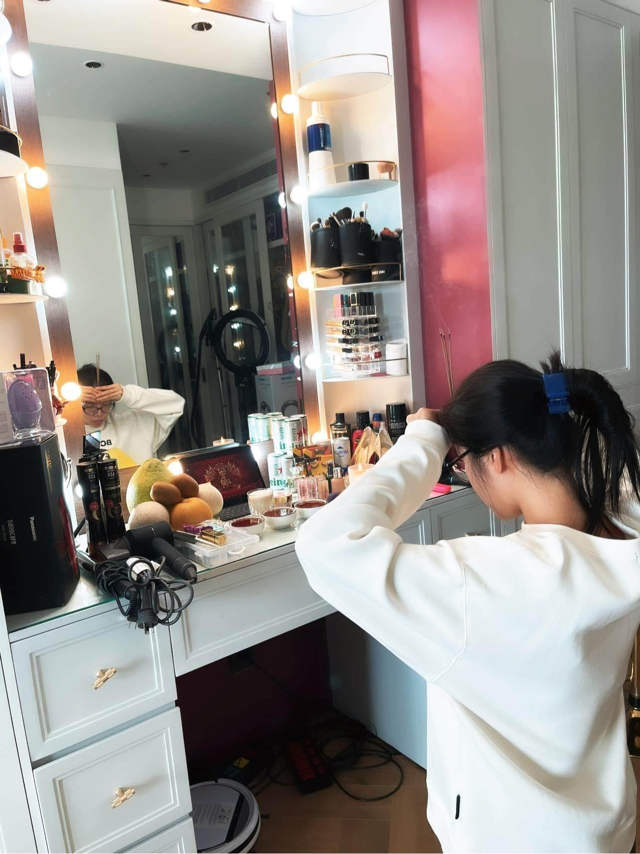 Vì hoạt động trong lĩnh vực thời trang, Minh Tú thực hiện nghi thức cúng tổ ngay tại bàn trang điểm của mình. Vì hoạt động trong lĩnh vực thời trang, Minh Tú thực hiện nghi thức cúng tổ ngay tại bàn trang điểm của mình.