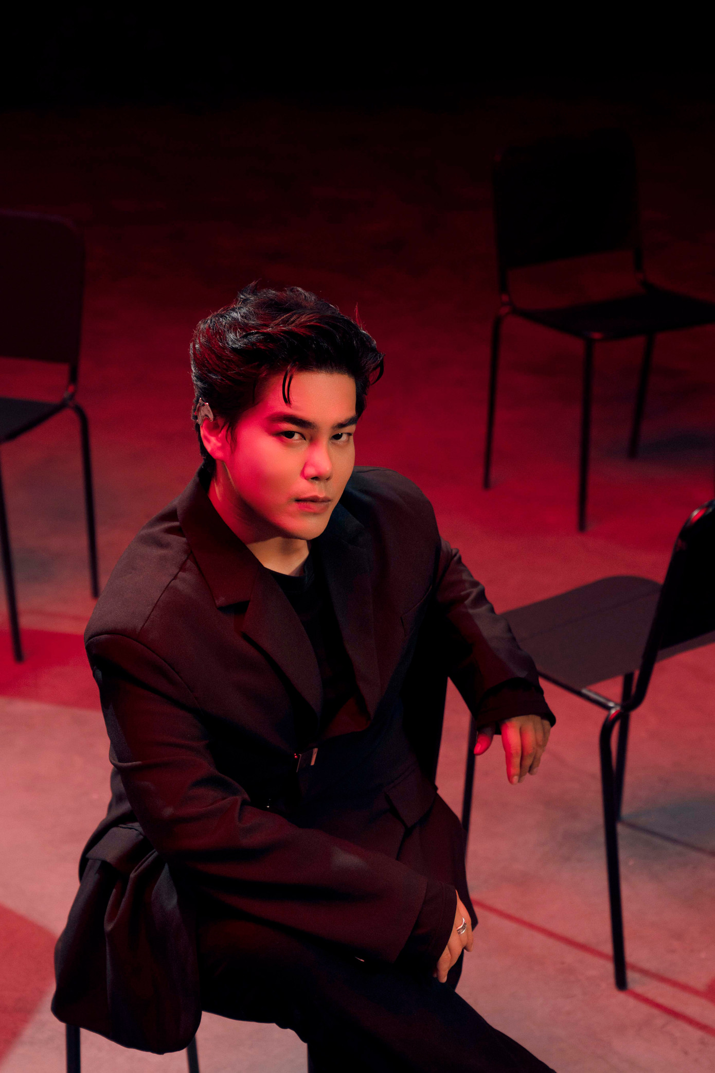 Giọng ca Anh Có Lỗi Gì khiến người hâm mộ trầm trồ bởi diện mạo "thăng hạng" trong MV mới. Giọng ca Anh Có Lỗi Gì khiến người hâm mộ trầm trồ bởi diện mạo "thăng hạng" trong MV mới.