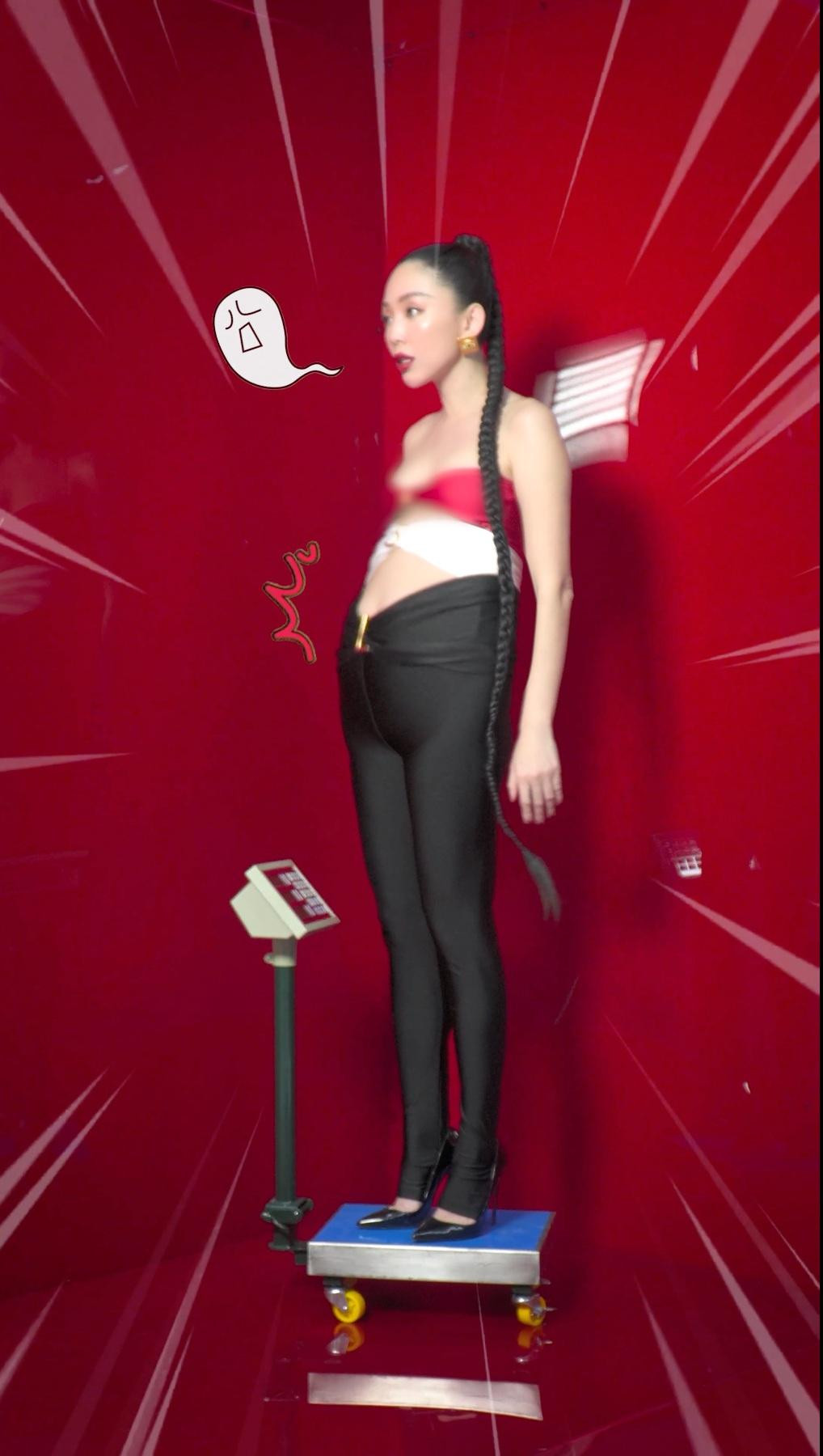 Dưới phần bình luận, netizen không khỏi "hoang mang" vì không biết Tóc Tiên ra mắt MV âm nhạc hay... tiểu phẩm hài. Dưới phần bình luận, netizen không khỏi "hoang mang" vì không biết Tóc Tiên ra mắt MV âm nhạc hay... tiểu phẩm hài.