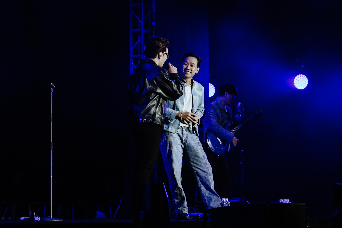 Chillies và Madihu.