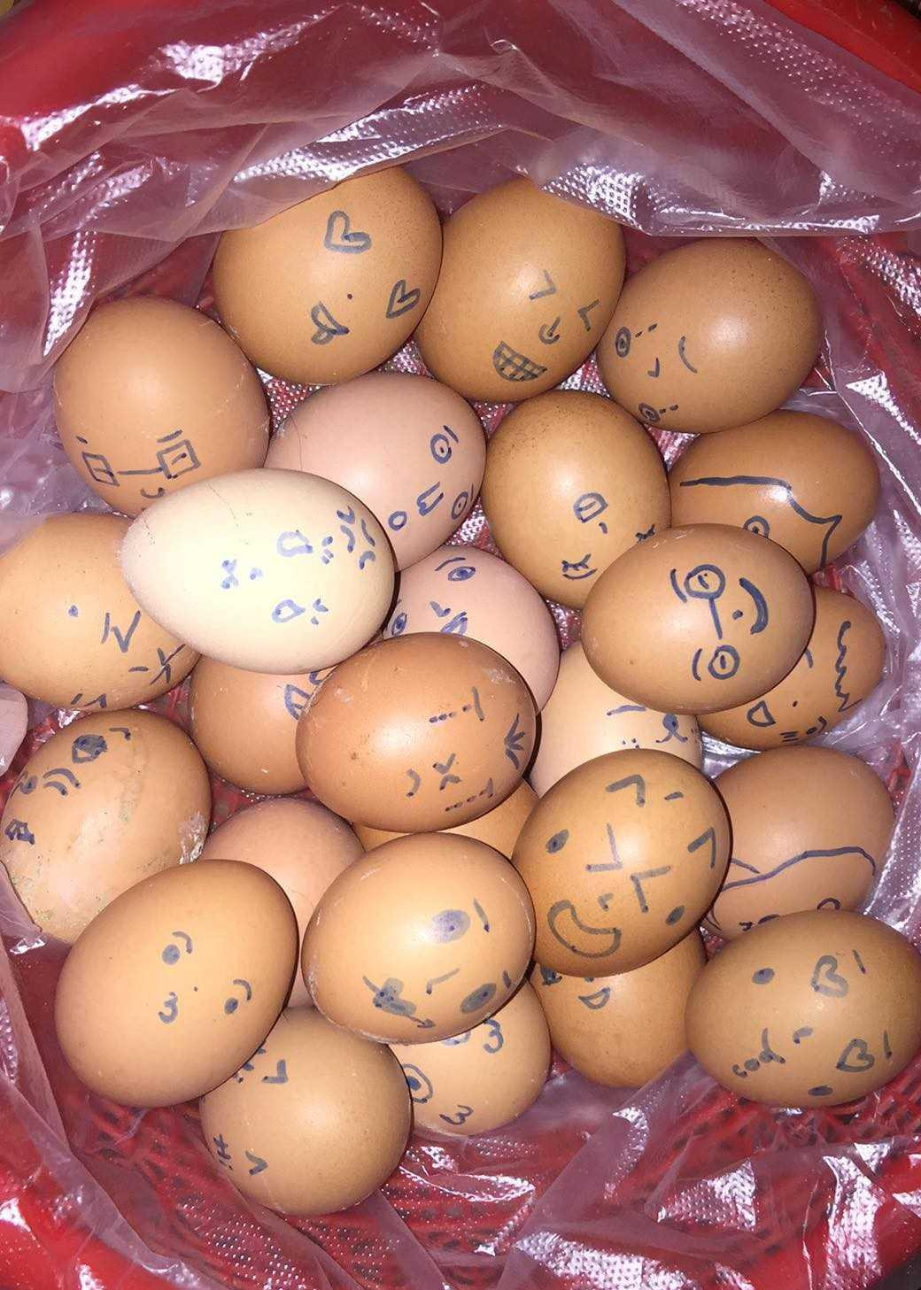 Những quả trứng "emoji" chan chứa tình làng nghĩa xóm. Ảnh: NVCC Những quả trứng "emoji" chan chứa tình làng nghĩa xóm. Ảnh: NVCC