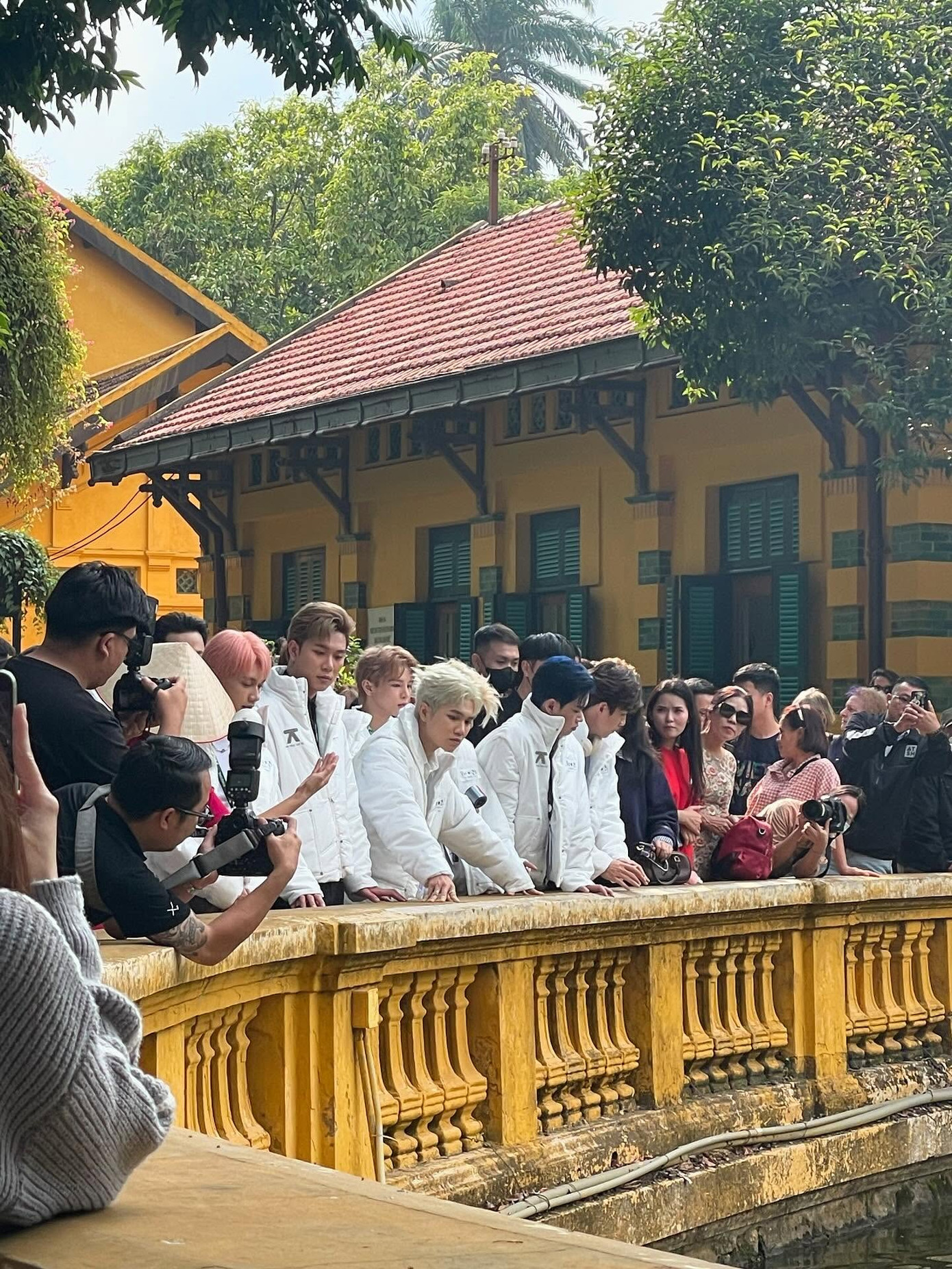 Hình ảnh "team qua đường" cho thấy các Anh Trai đã ghé thăm những di tích lịch sử - văn hóa trước khi bắt đầu luyện tập và tổng duyệt. Nguồn: @elwyn.12 Hình ảnh "team qua đường" cho thấy các Anh Trai đã ghé thăm những di tích lịch sử - văn hóa trước khi bắt đầu luyện tập và tổng duyệt. Nguồn: @elwyn.12