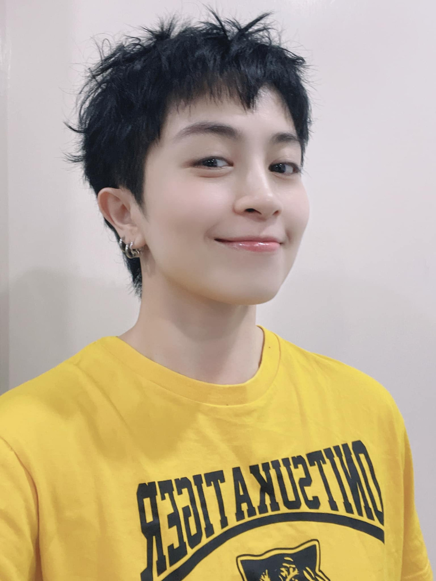 Giọng ca Sao Người Ta Nỡ Làm Mình Đau chia sẻ: “Đây một cuộc chiến dài vui được lúc nào thì ngoi lên liền, giờ có breakdown nằm bẹp cũng phải tươi như hình cuối nhen.” Giọng ca Sao Người Ta Nỡ Làm Mình Đau chia sẻ: “Đây một cuộc chiến dài vui được lúc nào thì ngoi lên liền, giờ có breakdown nằm bẹp cũng phải tươi như hình cuối nhen.”