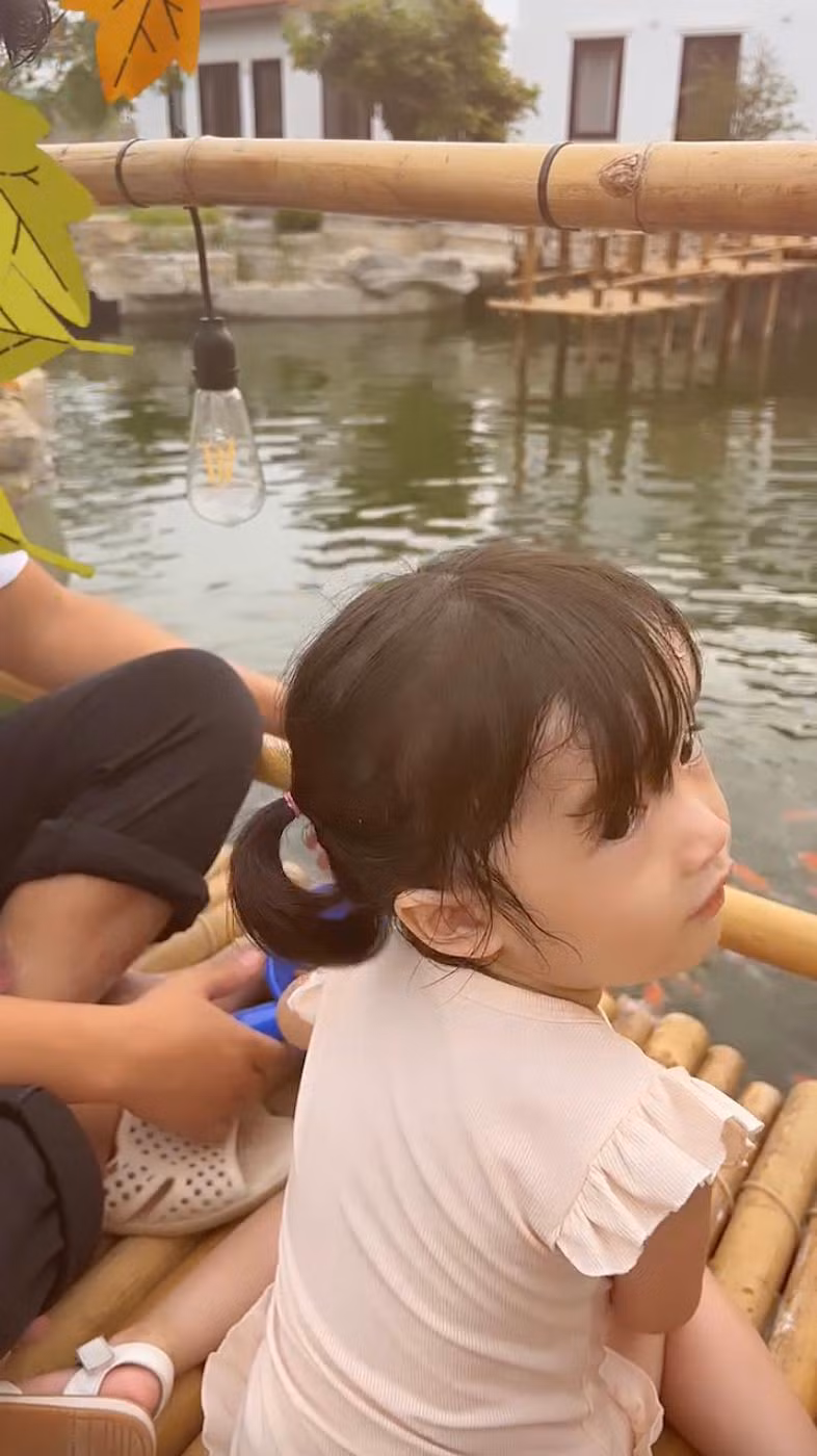 Những hình ảnh cận mặt hiếm hoi của "công chúa nhỏ" nhà Trường Giang.