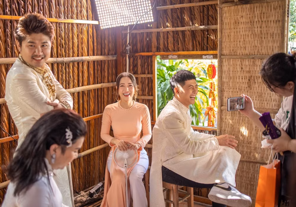 Tuy nhiên, bức ảnh do Tiến Luật đăng được cho là hình ảnh trong một bộ phim Tết mà cả 2 sẽ góp mặt.