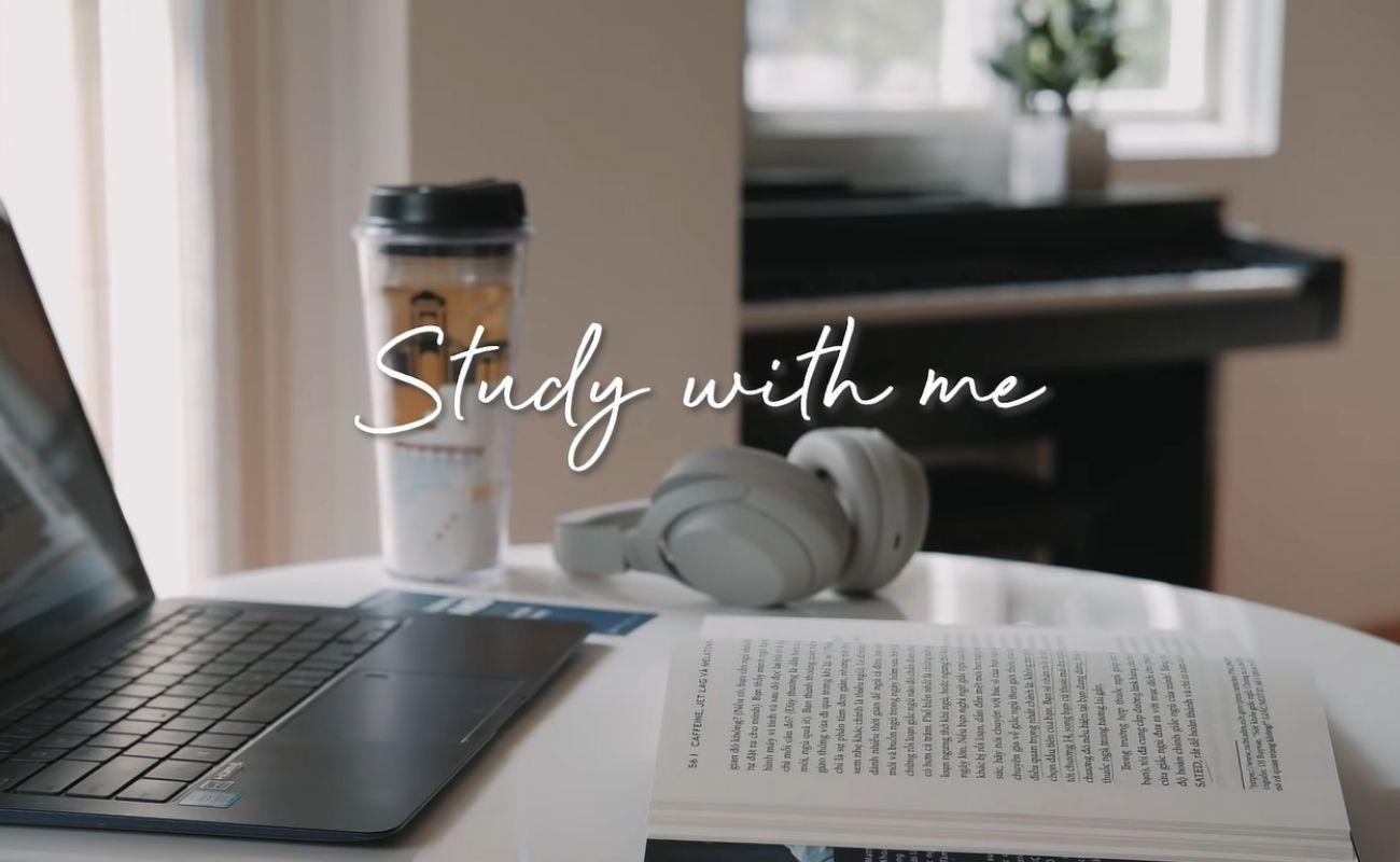 Bên cạnh phong cách "hường phấn" đáng yêu, các video hướng đến sự tối giản theo phong cách minimalism cũng rất "được lòng" giới trẻ. Ảnh: The Hanoi Chamomile. Bên cạnh phong cách "hường phấn" đáng yêu, các video hướng đến sự tối giản theo phong cách minimalism cũng rất "được lòng" giới trẻ. Ảnh: The Hanoi Chamomile.