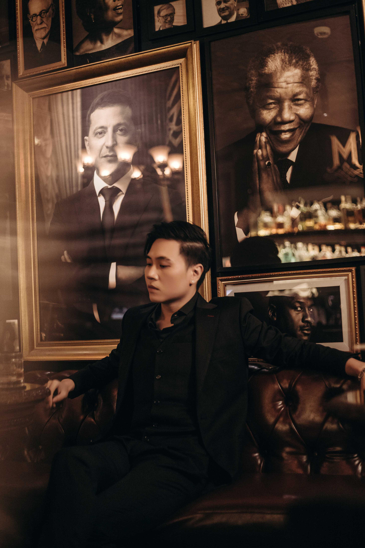 Sản phẩm trở lại của Vương Anh Tú sở hữu phần cốt truyện bám sát với nội dung trong lời bài hát, đặc biệt là câu lyric gây ấn tượng “trong một buổi chiều mà em đổi ca người yêu”. Sản phẩm trở lại của Vương Anh Tú sở hữu phần cốt truyện bám sát với nội dung trong lời bài hát, đặc biệt là câu lyric gây ấn tượng “trong một buổi chiều mà em đổi ca người yêu”.