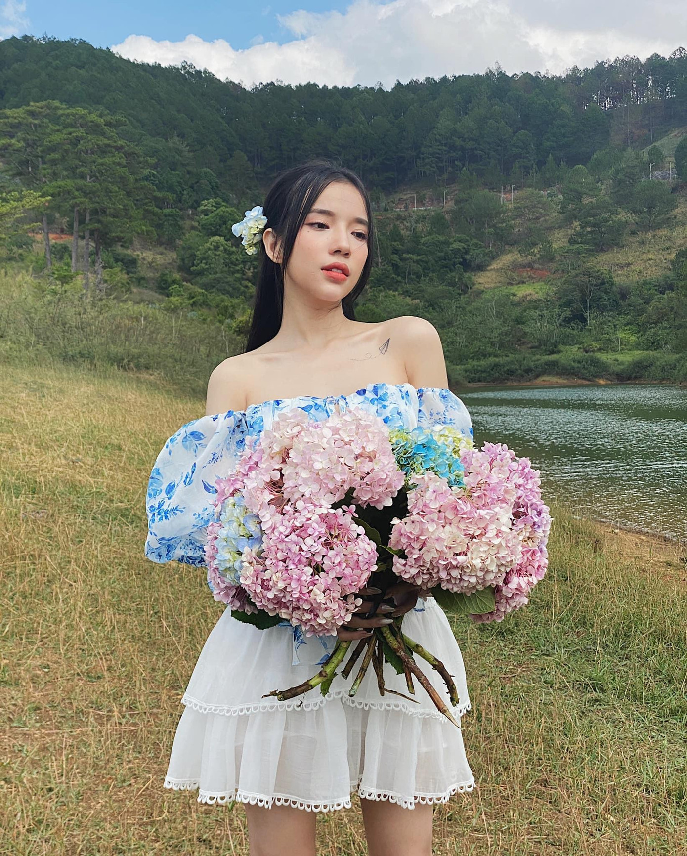 LyLy bất ngờ lên tiếng sau loạt ồn ào kéo dài gần hai năm. LyLy bất ngờ lên tiếng sau loạt ồn ào kéo dài gần hai năm.