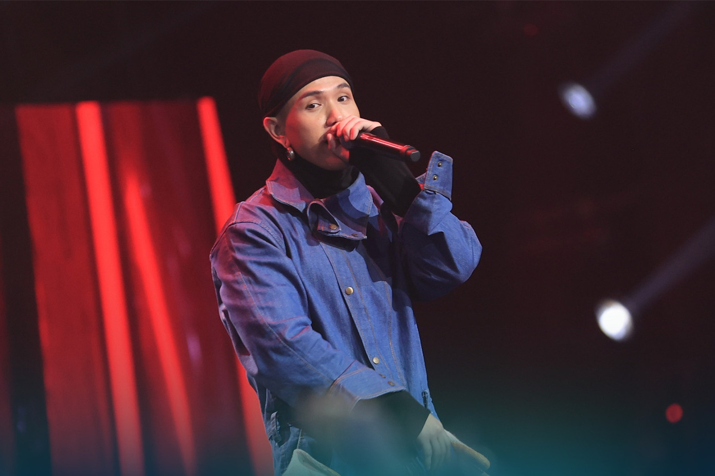 VOLTAK là anh chàng beatboxer người Việt Nam sinh sống và làm việc tại Sydney. Sở hữu chất giọng trầm đặc, phần trình diễn [Người - Ngựa] của VOLTAK ngay từ những giây đầu tiên đã chinh phục được HLV Thái VG.