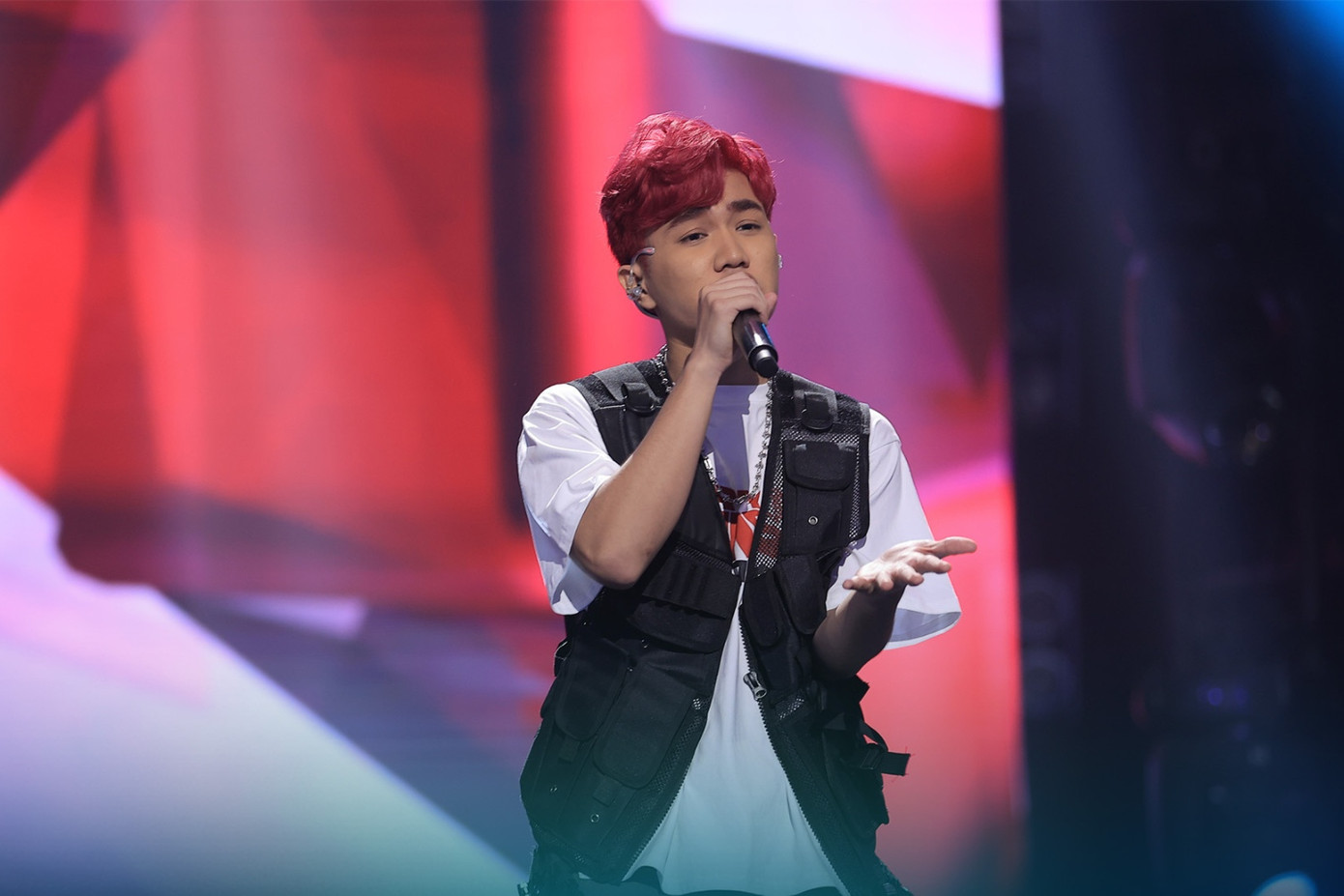 CAPTAIN cũng sở hữu profile xịn xò không kém thi là Thủ khoa Nhạc viện từng tham gia nhiều cuộc thi về Rap. Với phần trình diễn Để Anh Sang khá bùng nổ và giàu năng lượng, nam rapper trẻ đã về đội HLV B Ray.