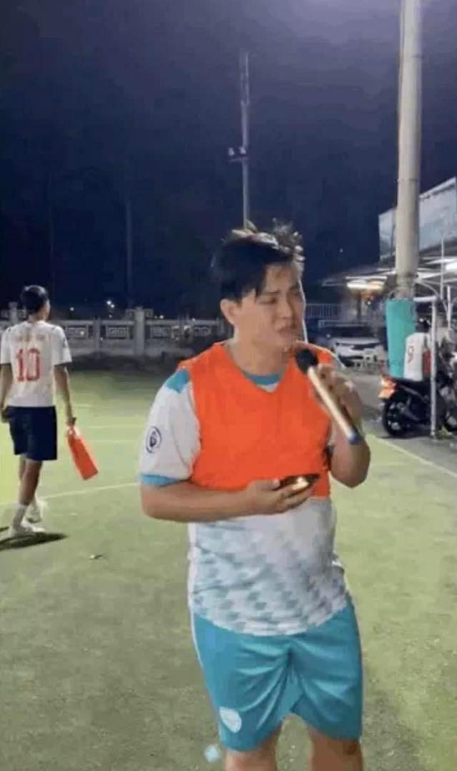 Cách đây vài ngày, hình ảnh Hoài Lâm trên sân đá bóng khiến netizen bất ngờ.