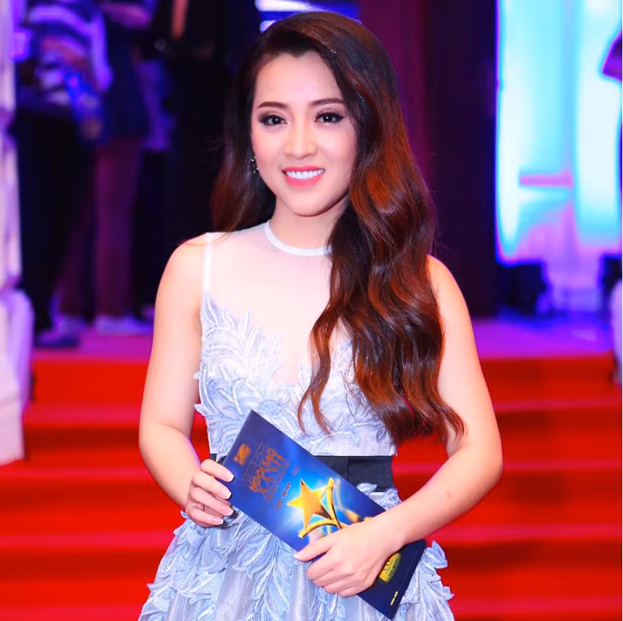 Những ngày đầu tham gia showbiz, Puka chưa biết cách make-up và phối đồ chuẩn chỉnh...