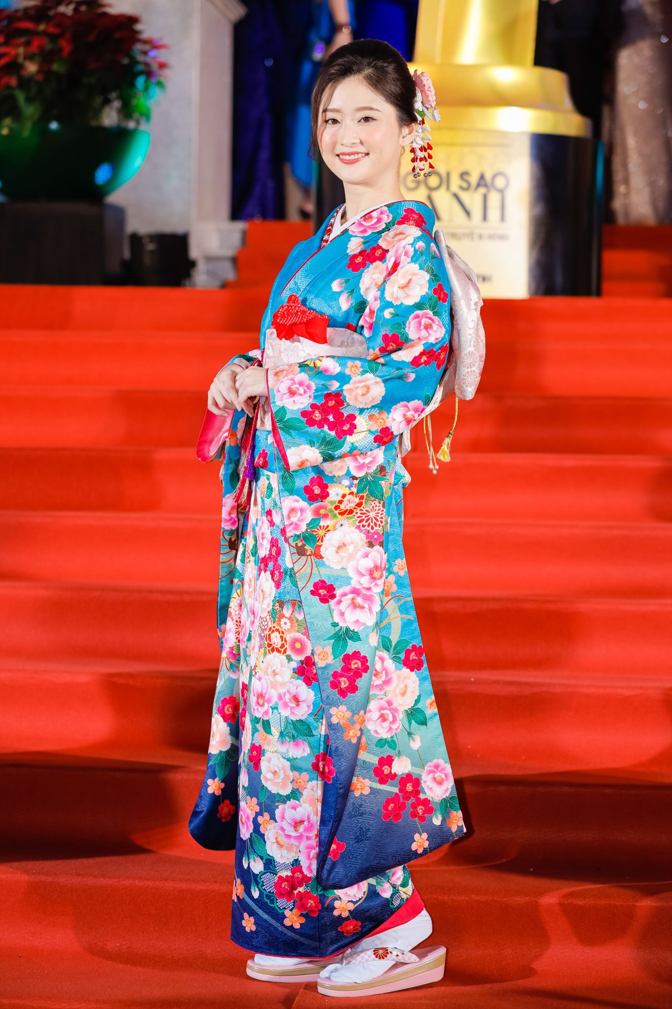 Nữ diễn viên xinh đẹp xứ phù tang Akari Nakatani (vai Michiko Yoshii - phim Em Và Trịnh) thu hút mọi ánh nhìn với trang phục Kimino truyền thống của Nhật Bản. Nữ diễn viên xinh đẹp xứ phù tang Akari Nakatani (vai Michiko Yoshii - phim Em Và Trịnh) thu hút mọi ánh nhìn với trang phục Kimino truyền thống của Nhật Bản.