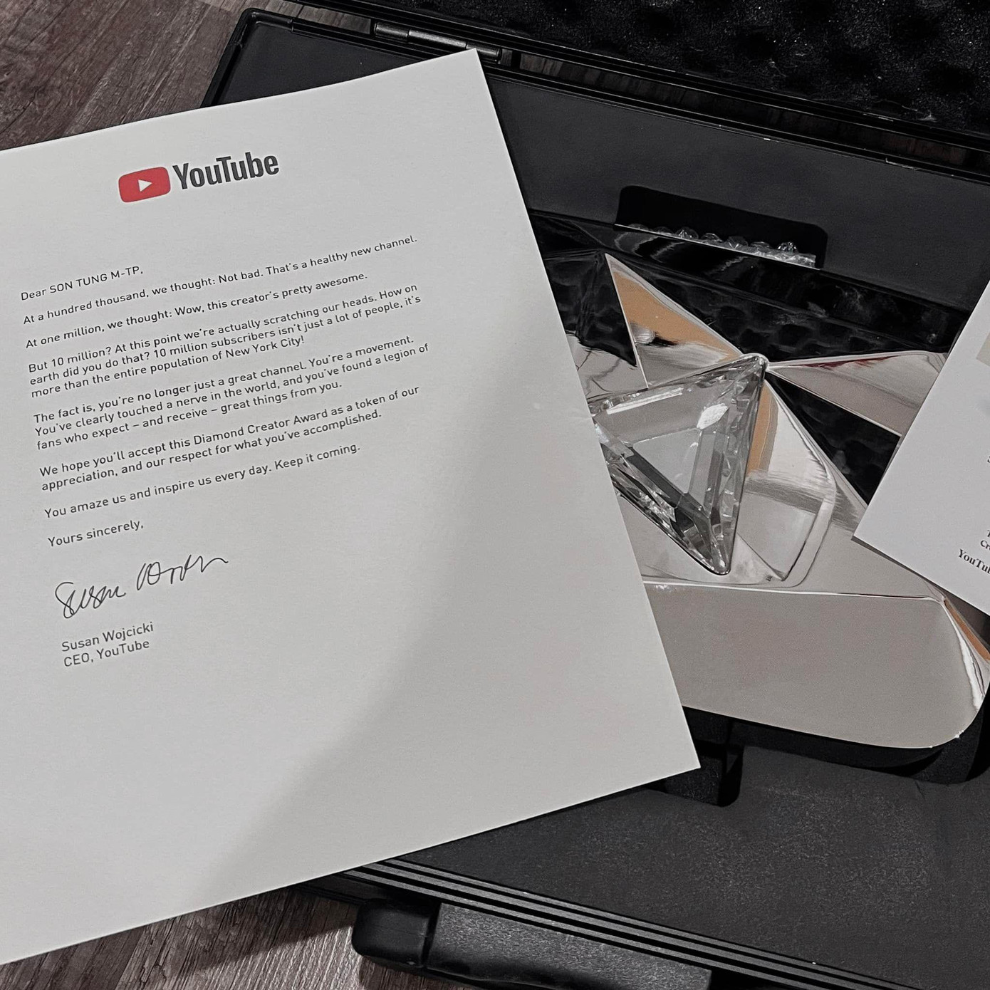 Sơn Tùng M-TP bày tỏ niềm hạnh phúc khi nhận được nút Kim cương YouTube. Sơn Tùng M-TP bày tỏ niềm hạnh phúc khi nhận được nút Kim cương YouTube.