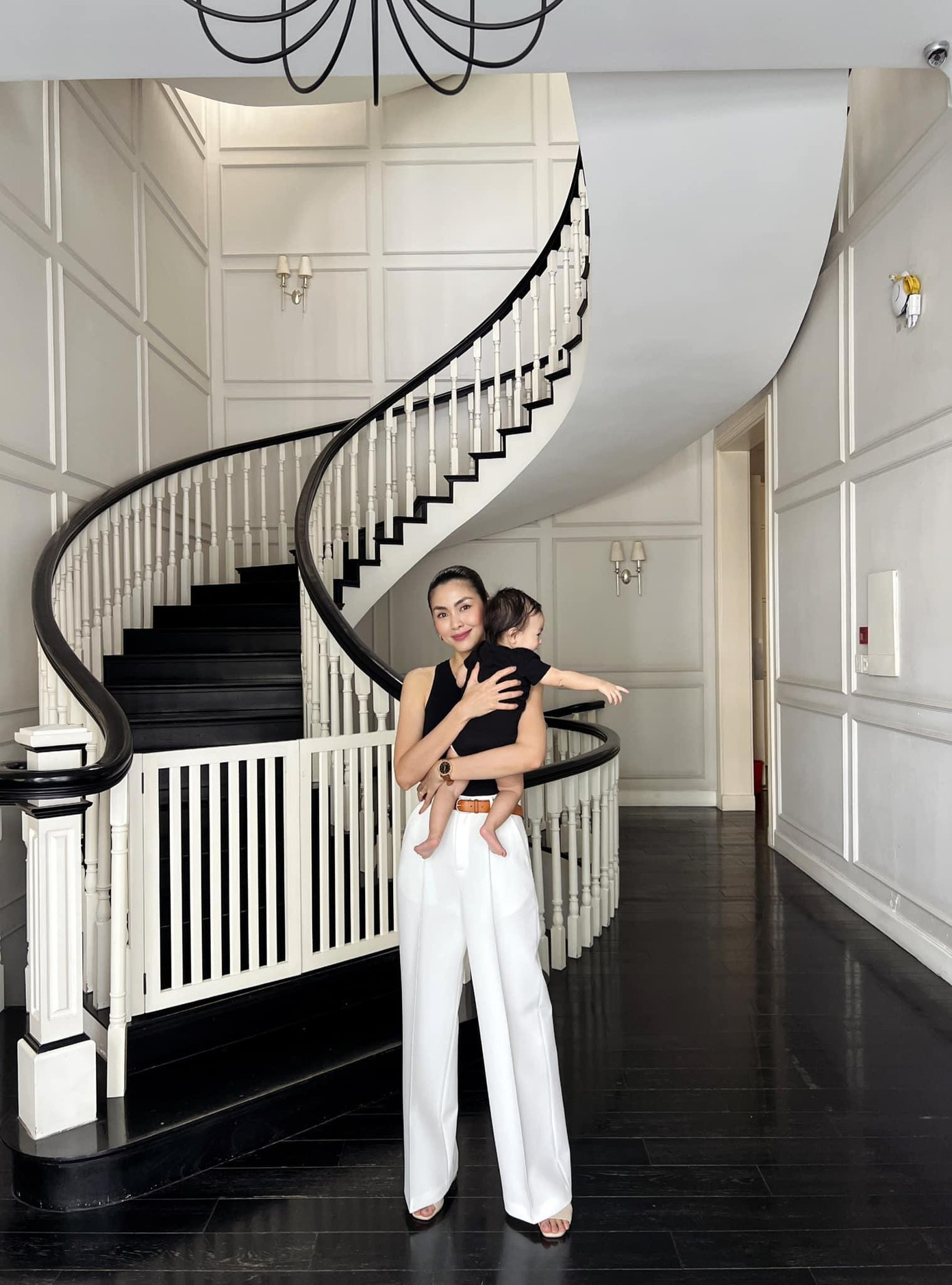 Trong năm qua, gia đình Hà Tăng và Louis Nguyễn đã chào đón thêm nhóc tỳ thứ 3. Trong năm qua, gia đình Hà Tăng và Louis Nguyễn đã chào đón thêm nhóc tỳ thứ 3.