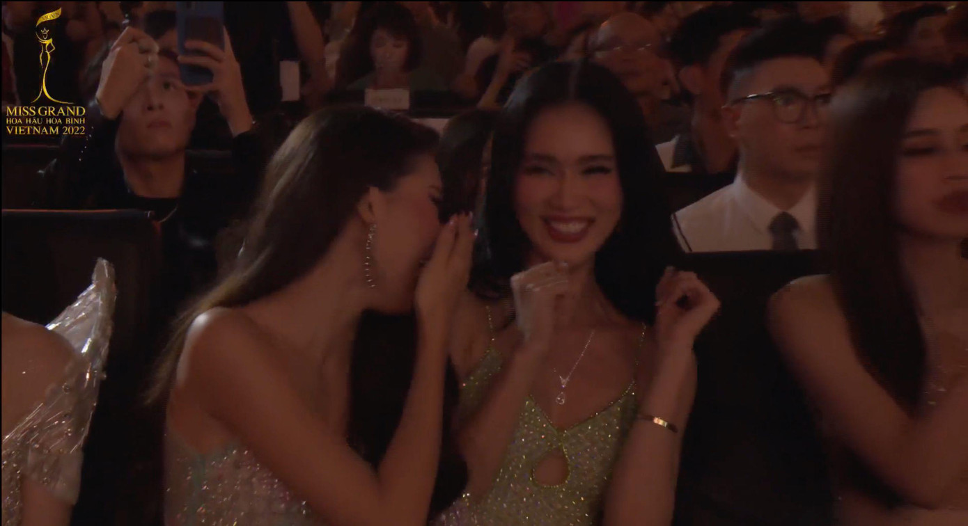 Nhiều người đẹp phấn khích trước màn trình diễn cuốn hút của MONO. Nhiều người đẹp phấn khích trước màn trình diễn cuốn hút của MONO.