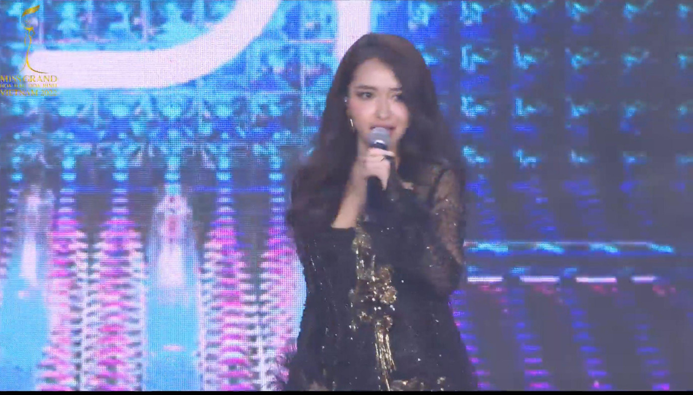 Nhan sắc Bích Phương chìm nghỉm trong bộ trang phục trình diễn "nguyên cây" đen. Nhan sắc Bích Phương chìm nghỉm trong bộ trang phục trình diễn "nguyên cây" đen.