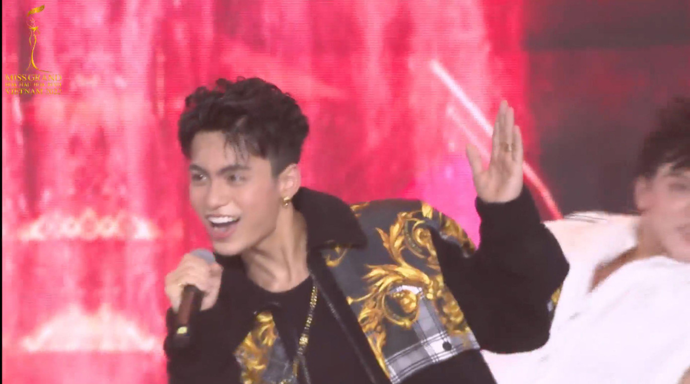 Màn "ú oà" của MONO khiến khán giả phấn khích. Màn "ú oà" của MONO khiến khán giả phấn khích.